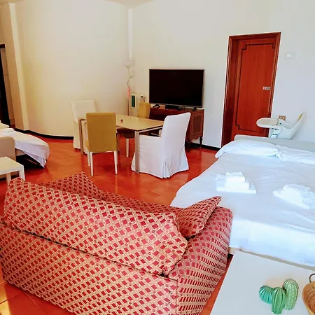 Barone 12 Free Parking